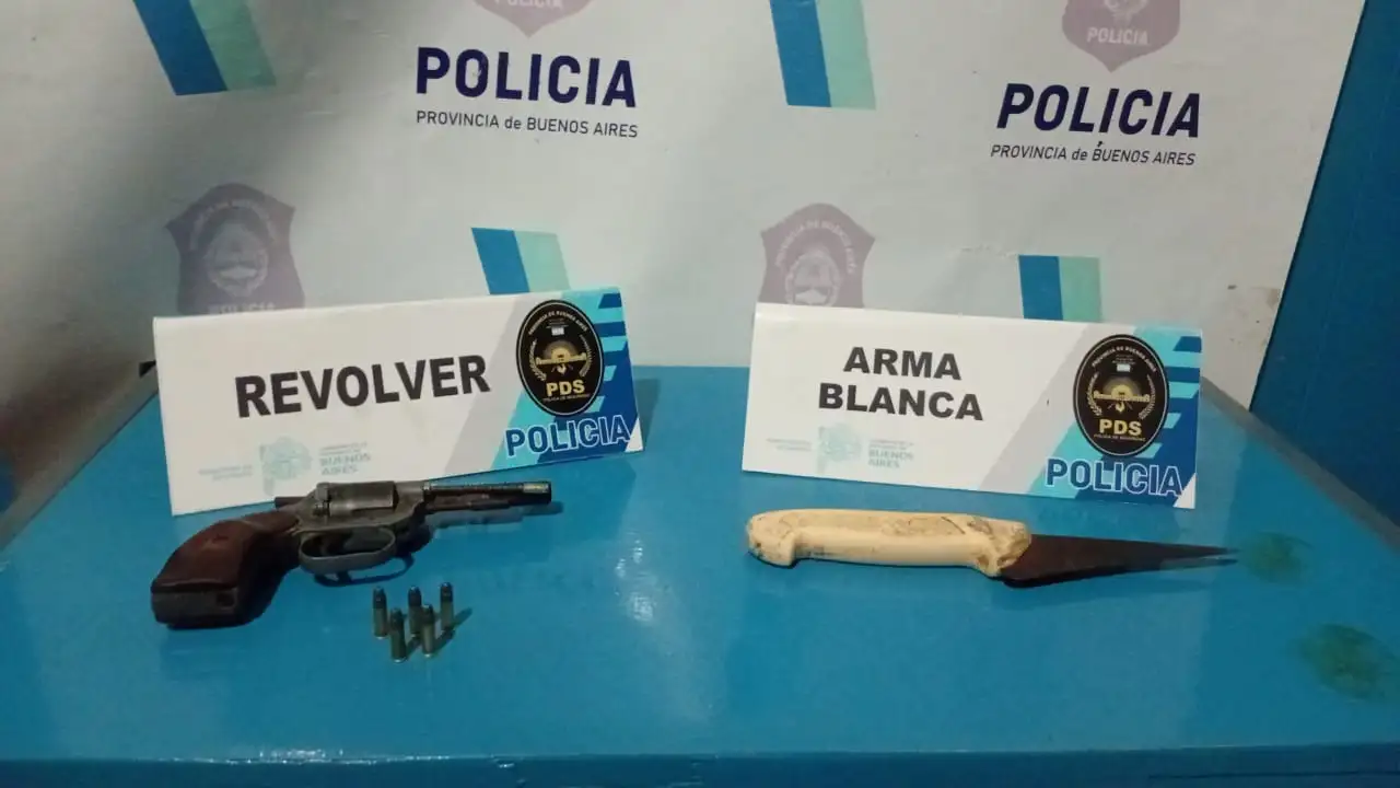 Asimismo, en el domicilio había un revólver con cinco municiones que fue entregado voluntariamente por la víctima.