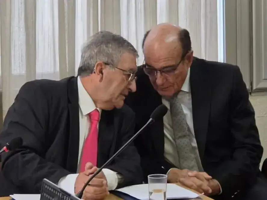 González junto a su abogado.