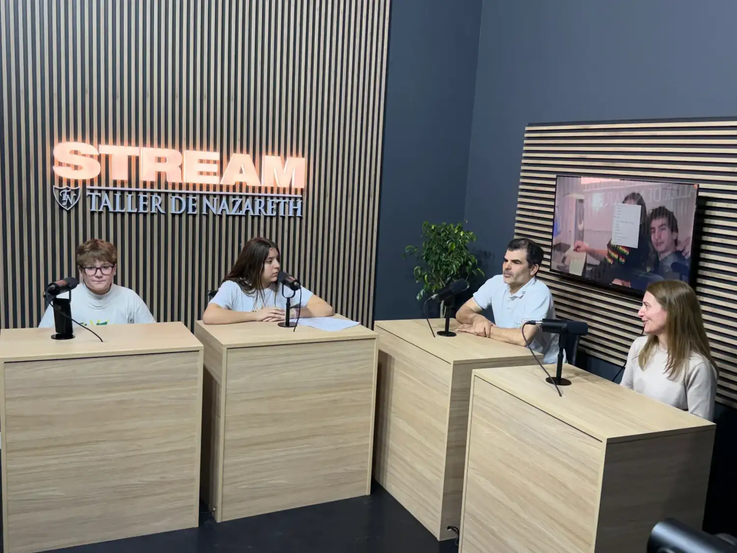Alumnos durante la primera transmisión. Foto: Gentileza.
