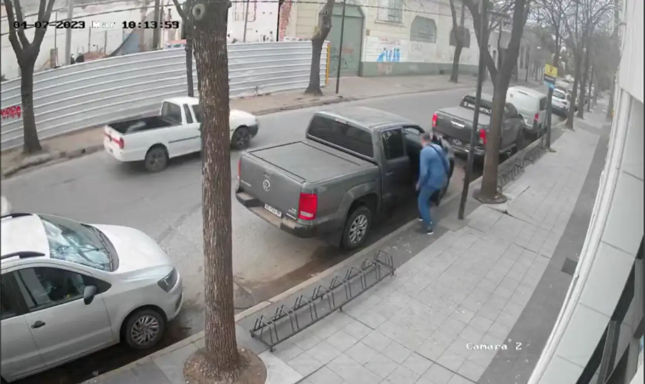 (Video) Usan un inhibidor de cierre centralizado para robar en pleno centro de Venado