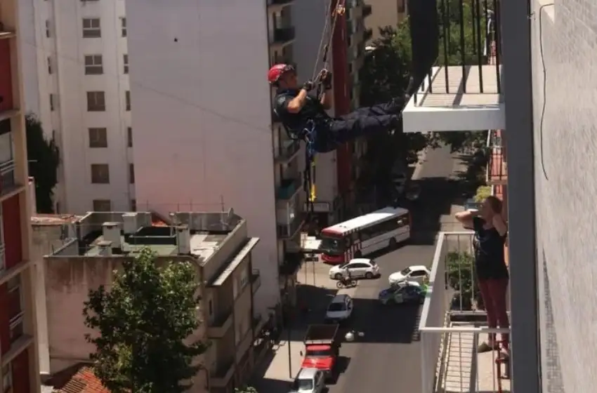 Se quedó encerrada en el balcón y la rescataron los bomberos
