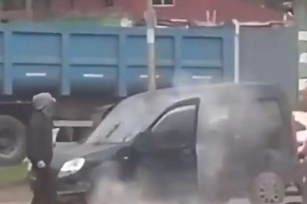 Intentó incendiar el auto en una estación de servicio