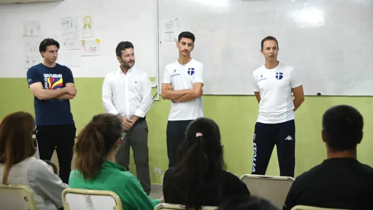 Especialistas italianos brindan una capacitación de esgrima en el Instituto FASTA, en el marco del proyecto que busca impulsar la disciplina en San Francisco.