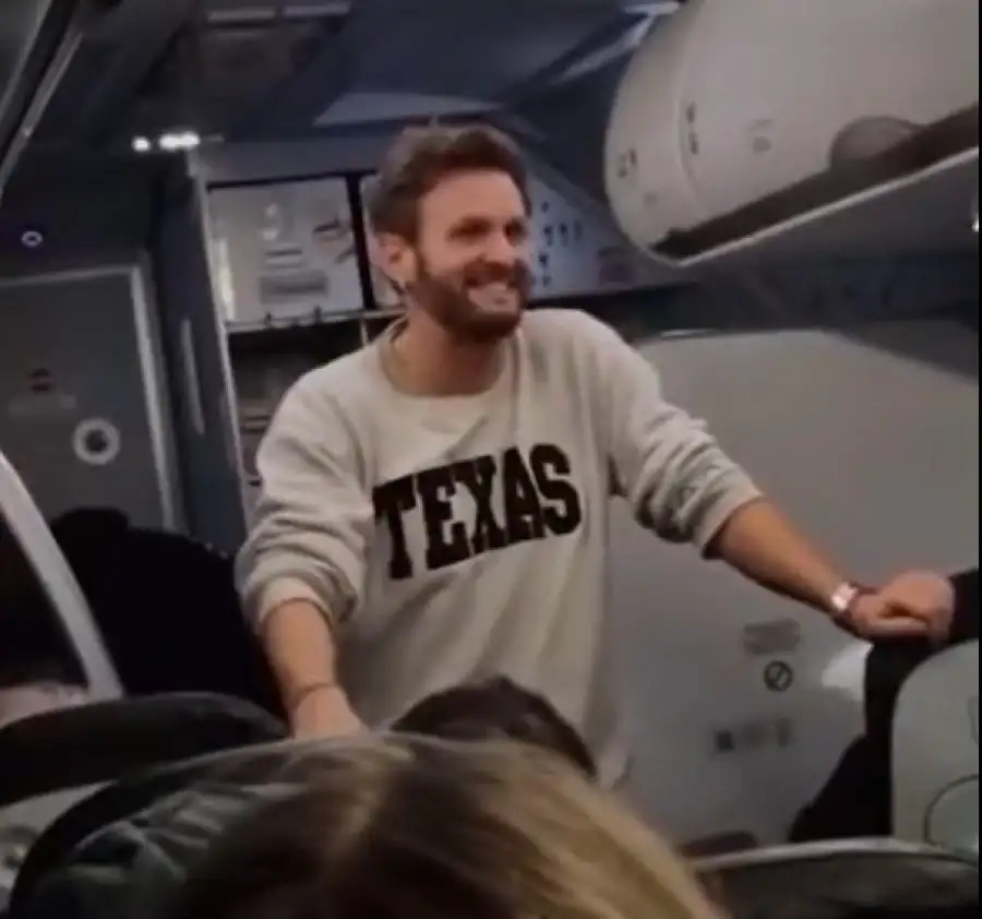 Mini show de Axel en el avión