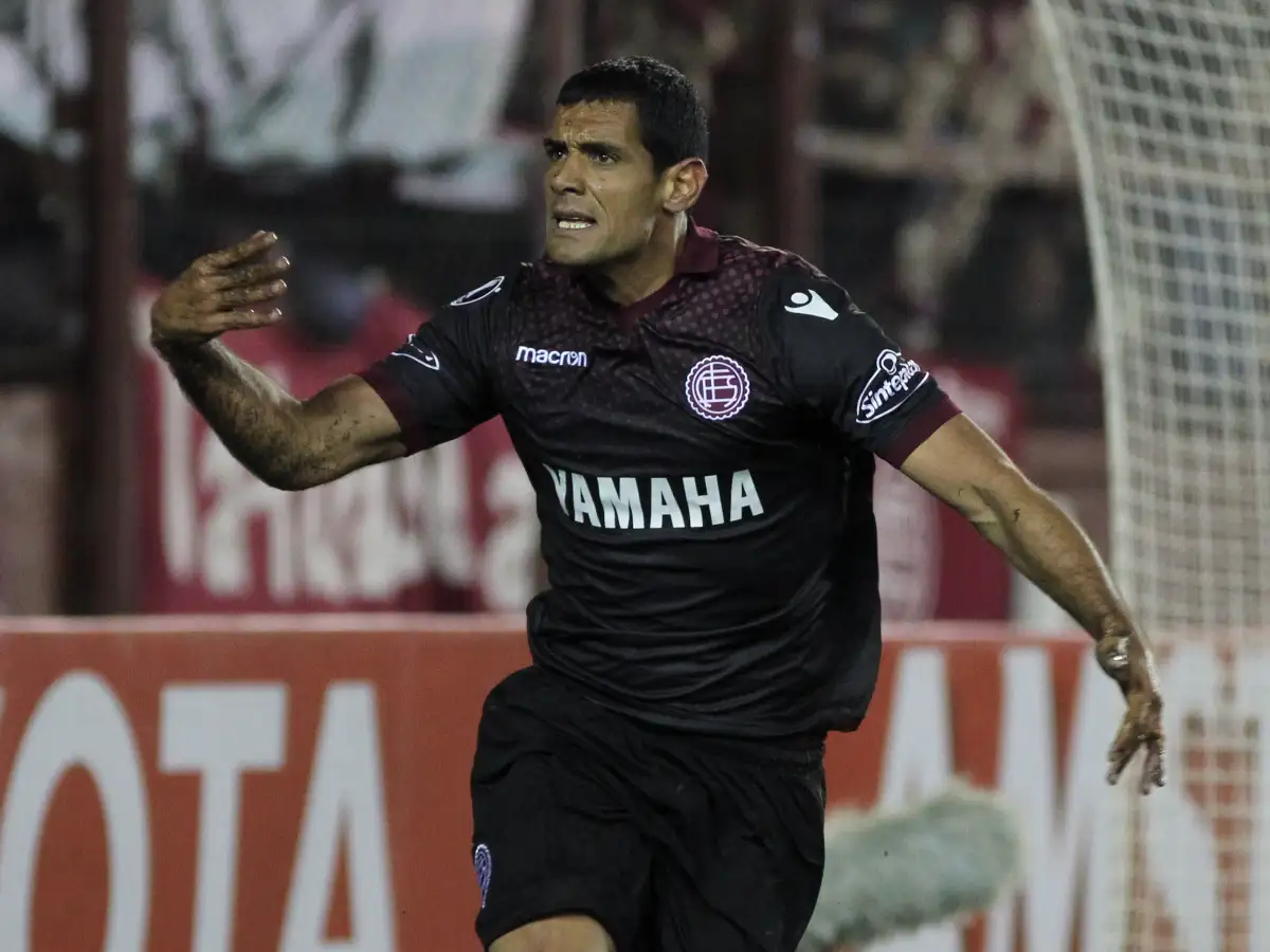 Lanús sumó de a tres gracias a Sand