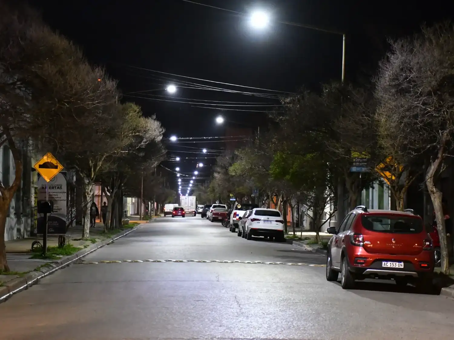 La calle Castelli luce renovada tras la reciente inauguración de 120 luminarias LED, que brindan una mayor visibilidad y seguridad nocturna a los vecinos que transitan por esta zona urbana iluminada con tecnología eficiente.