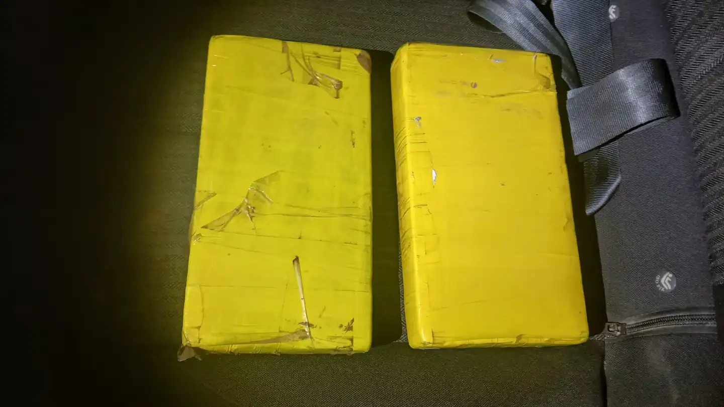 La policía retirada detenida llevaba dos ladrillos de cocaína