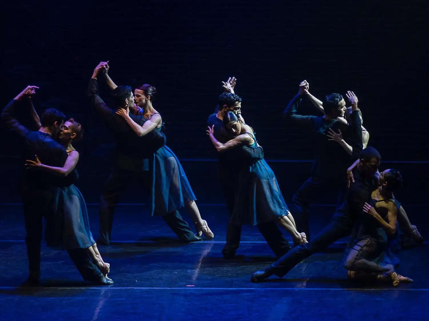 Entre Piazzolla y Ravel reúne tres obras del repertorio del Ballet Contemporáneo, con coreografías emblemáticas que ya han sido presentadas en escenarios internacionales.