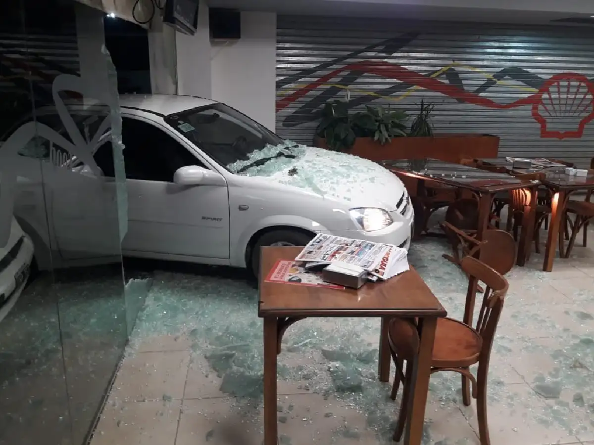 Las Varillas: se estrelló contra el shop de una estación de servicio 