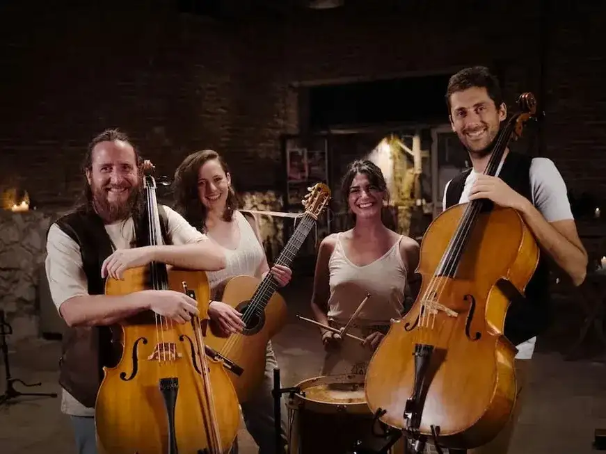 Una propuesta musical que combina violonchelos, guitarra y percusión en una presentación especial.