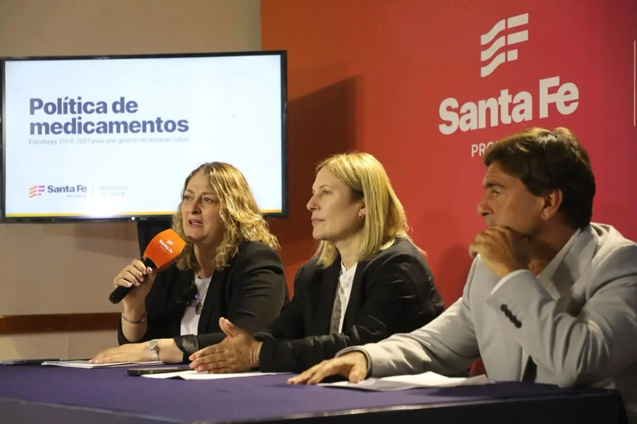 La ministra Silvia Ciancio, la vicegobernadora Gisela Scaglia y el secretario de Administración del Ministerio de Salud, Guillermo Álvarez, durante la presentación.