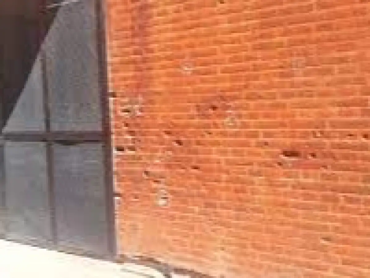 Rosario: balearon dos escuelas y dejaron mensajes amenazantes