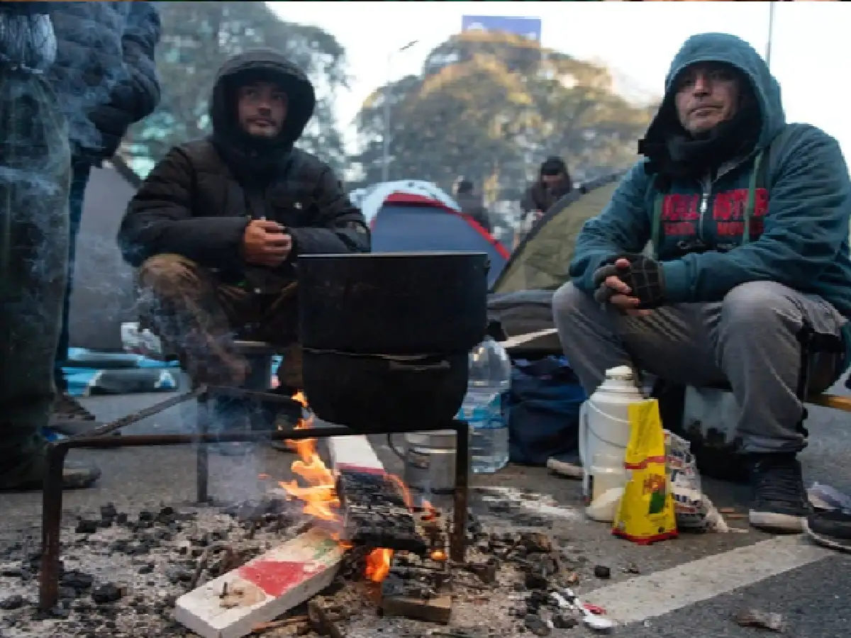 Piqueteros cortan la 9 de Julio frente al Ministerio de Desarrollo y se quedarán hasta el viernes