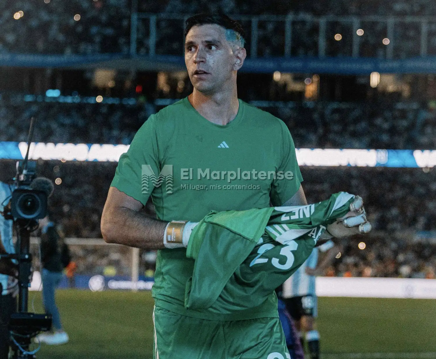 Emiliano Martínez en la celebración post triunfo ante Brasil