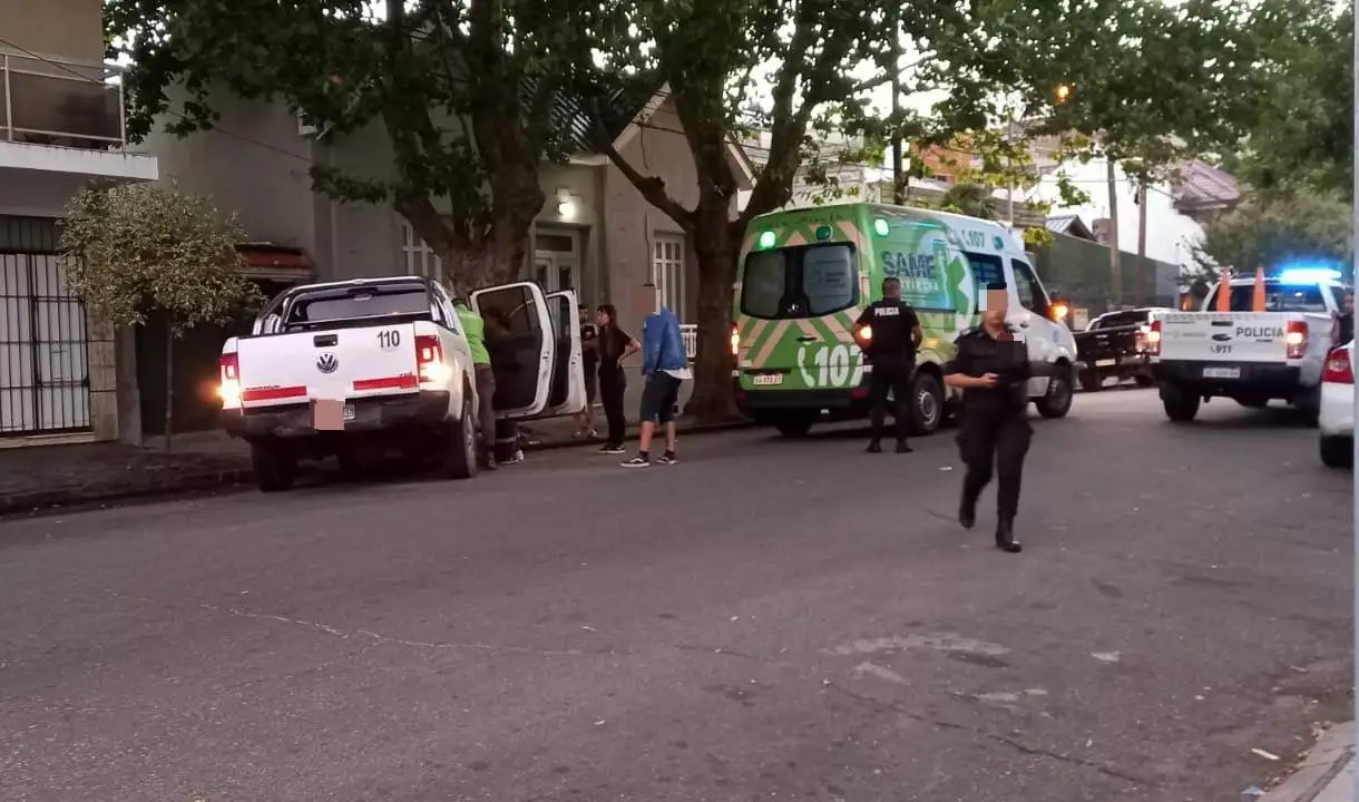 Chocó contra un árbol y tenía pedido de captura