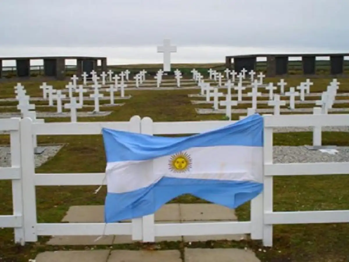 Malvinas: inician los trabajos forenses en una tumba colectiva de Darwin