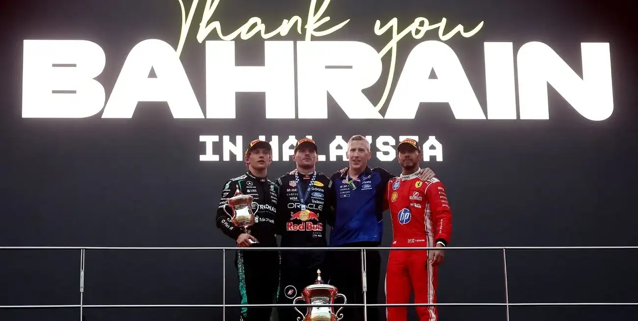 Max Verstappen festeja su victoria en Sepang junto a Kimi Antonelli, segundo con Mercedes, y Lewis Hamilton, tercero con Ferrari, en el podio del Gran Premio de Baréin. REUTERS/Jakub Porzycki