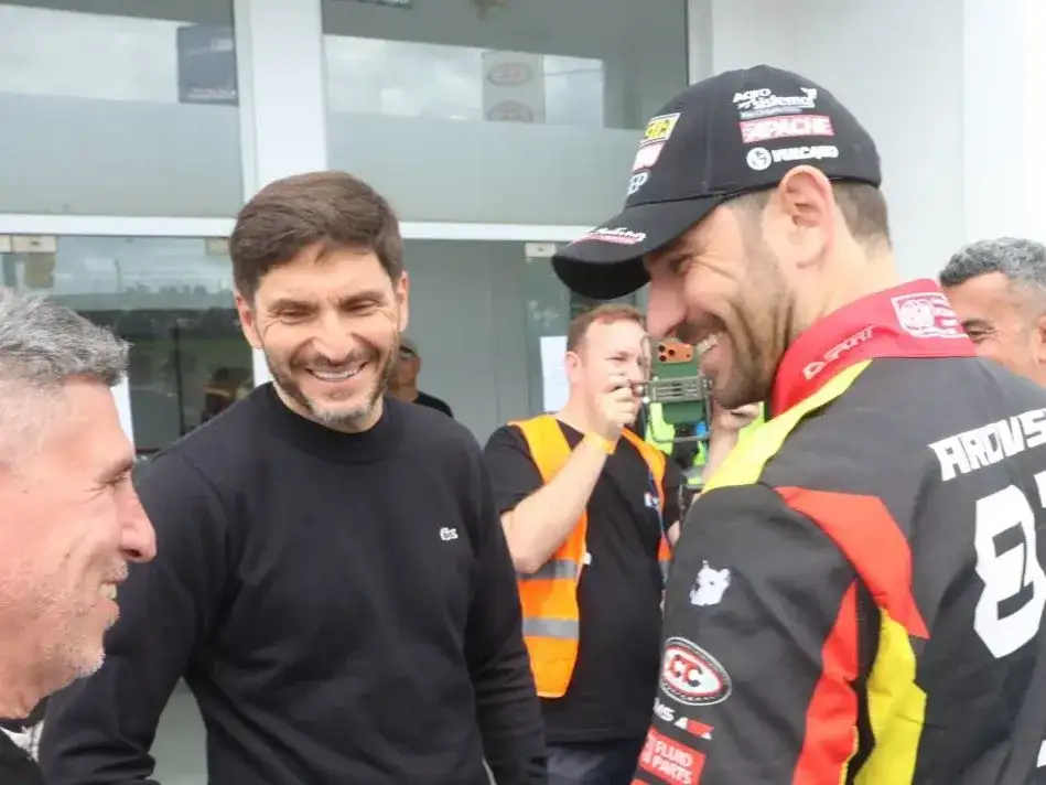 El gobernador Maximiliano Pullaro durante su visita al Autódromo Juan Manuel Fangio de Rosario, en el regreso del Turismo Carretera a la ciudad.
