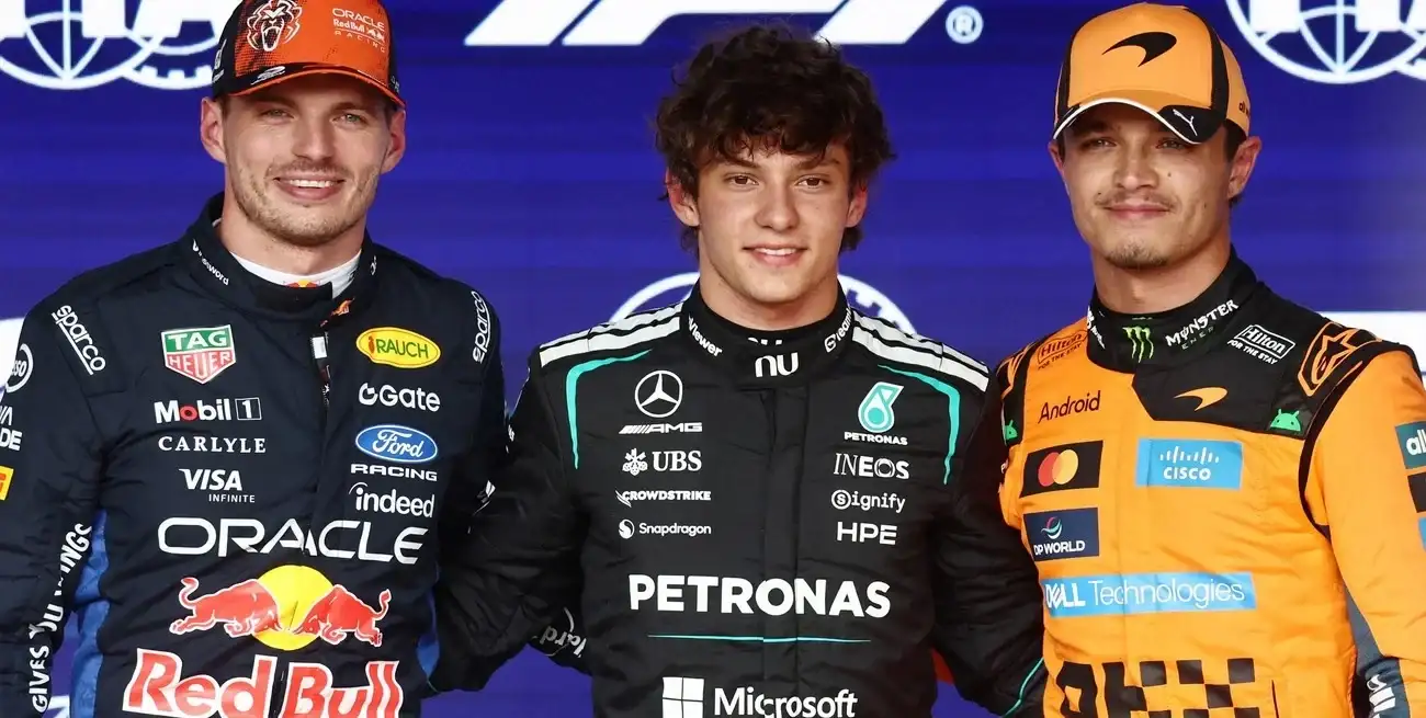 Andrea Kimi Antonelli celebra la pole position del Gran Premio de Bélgica junto a Max Verstappen, segundo en la clasificación, y Lando Norris, tercero. Crédito: Reuters