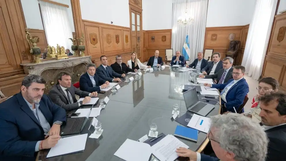Reunion anterior del consejo de mayo, con Francos a la cabeza.