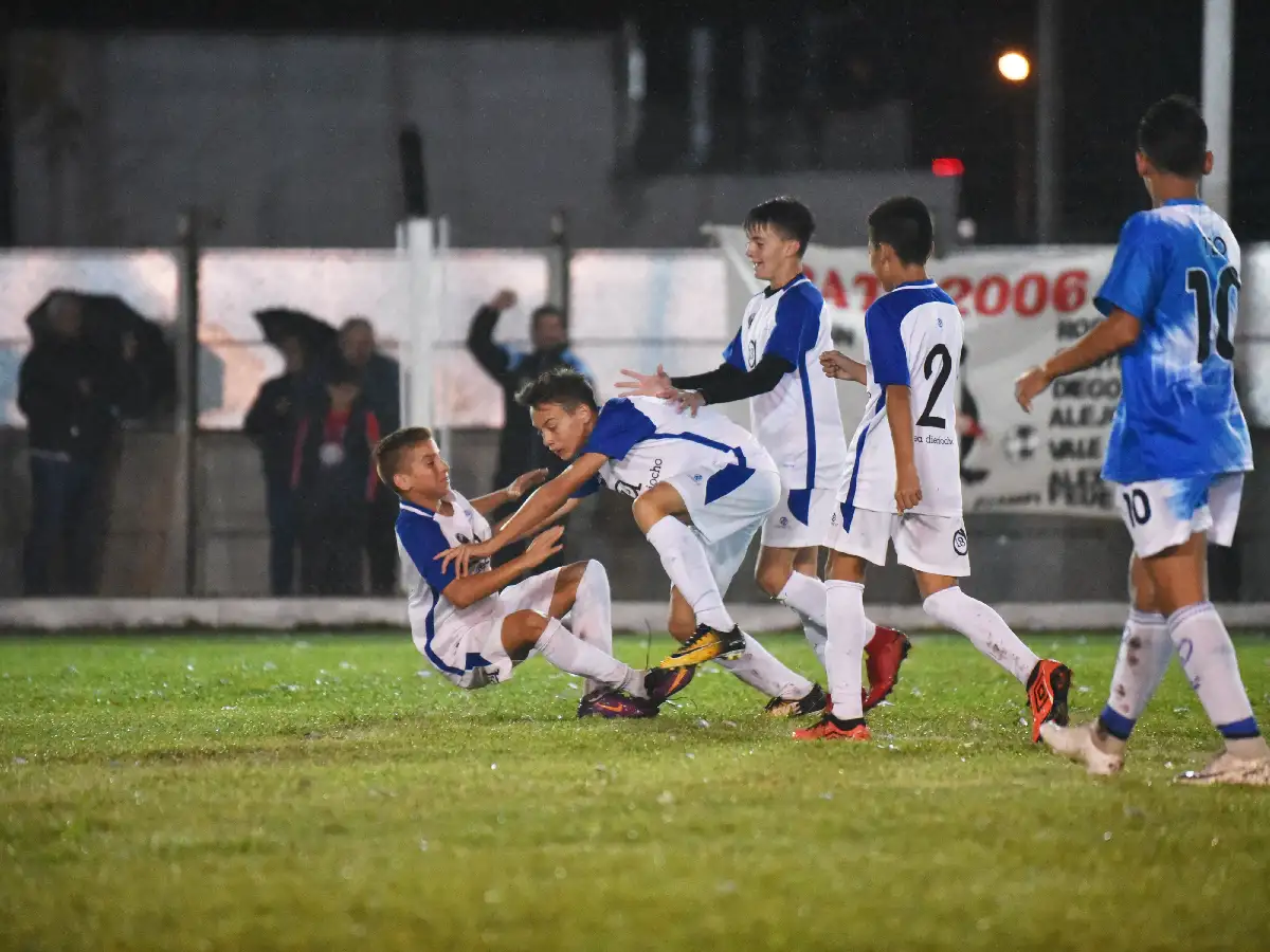 Idolos Albiazules pisó firme y terminó goleando