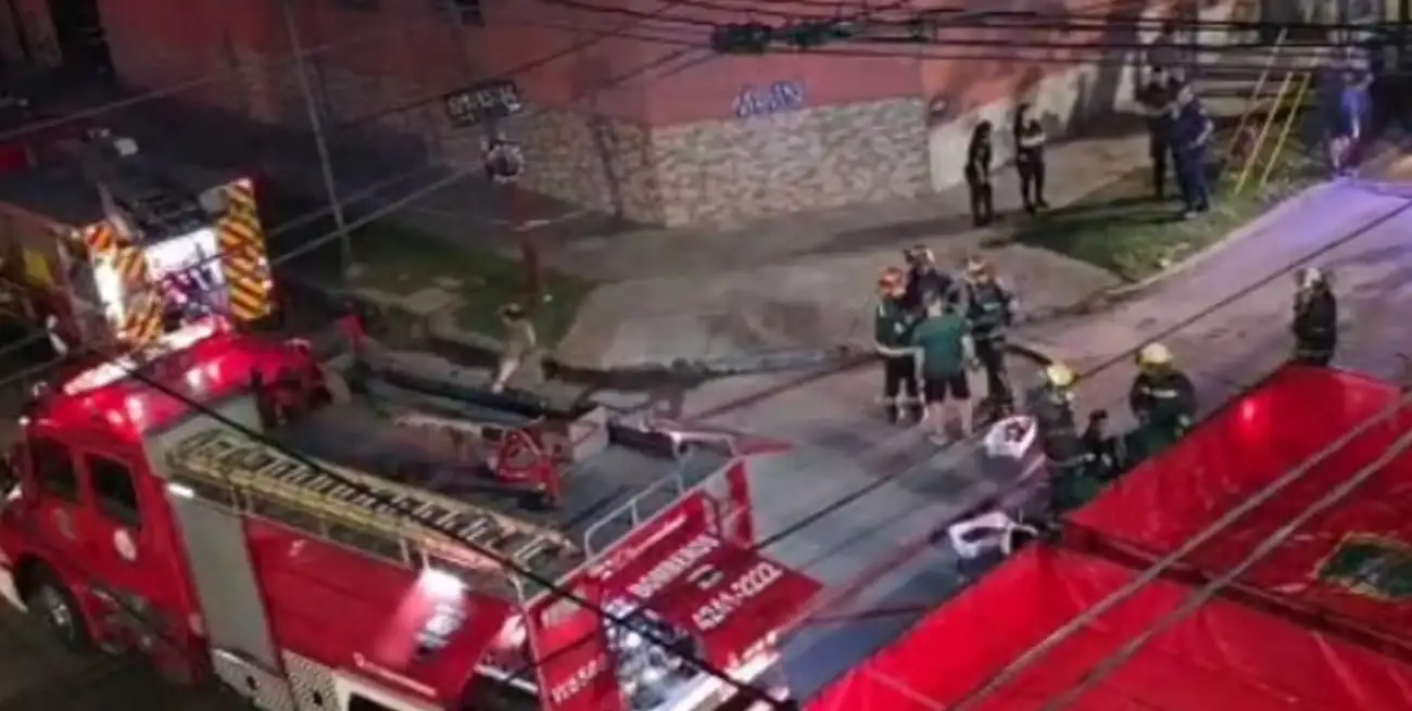 Cerca de 120 bomberos para combatir las llamas.