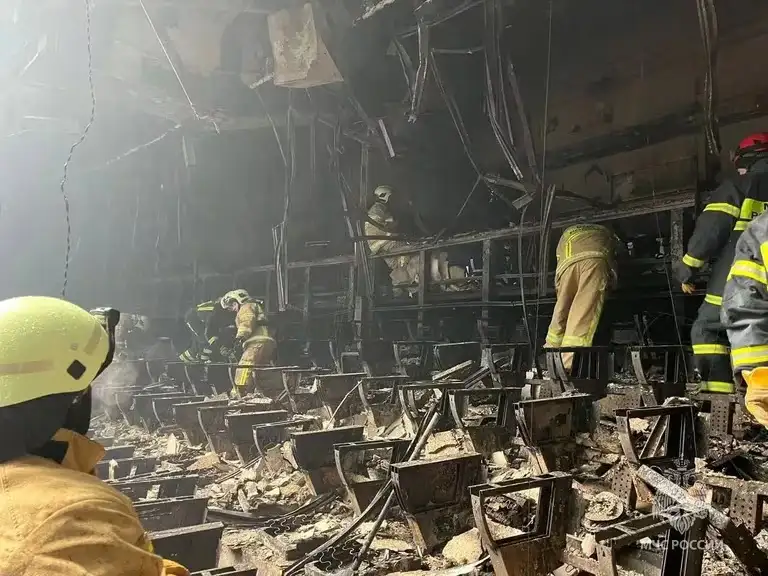 Decenas de muertos y heridos tras un tiroteo y explosión en una sala de conciertos en Moscú.