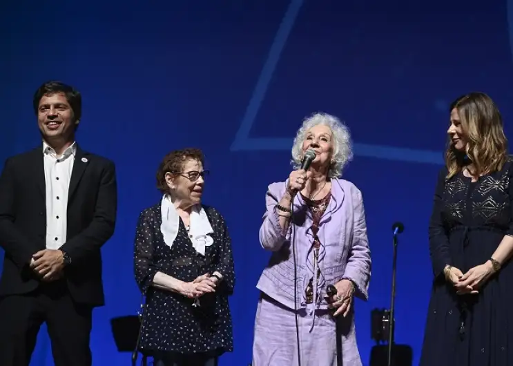 Kicillof, Estela de Carlotto, Buscarita Roa y Saintout durante el homenaje