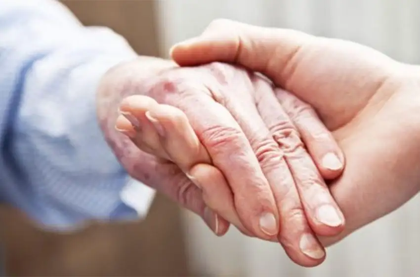 Adultos mayores: “Es un problema que su cuidado recaiga sobre personas que no están capacitadas”