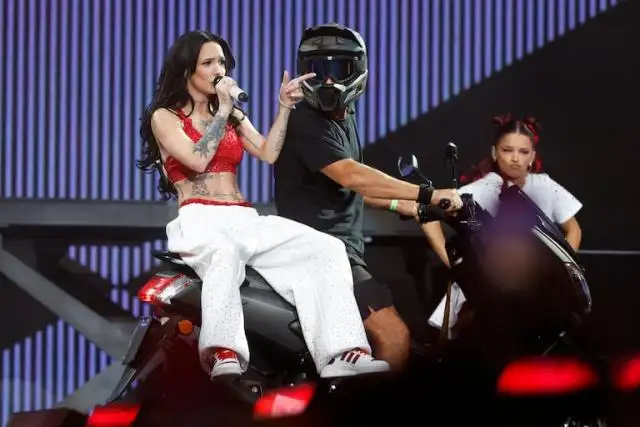 La Joaqui entró a su show en moto.