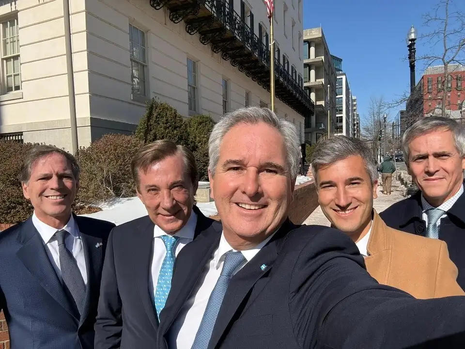 El mensaje fue difundido junto a una imagen del canciller rodeado por integrantes de su equipo diplomático.
