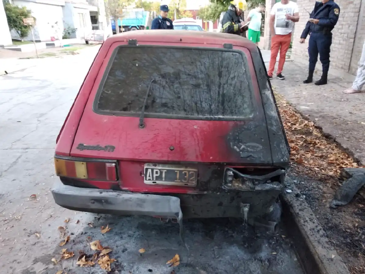 Se incendió un auto estacionado en la calle