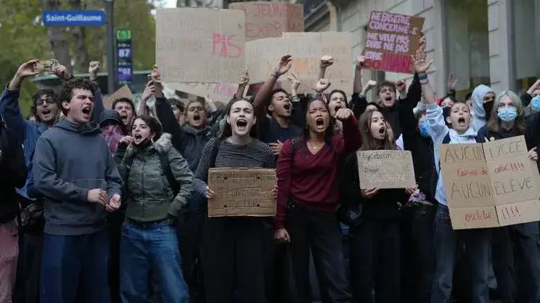 Estudiantes corean consignas frente a una escuela secundaria bloqueada en protesta por la falta de recursos en las escuelas, en París (Fotos: Thibault Camus AP)