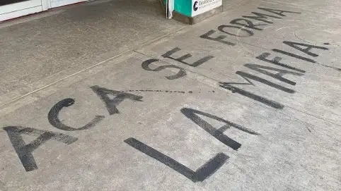 "Acá se forma la mafia", fue el mensaje anónimo que pintaron en la vereda de la Facultad ubicada en 25 de Mayo al 2855.
