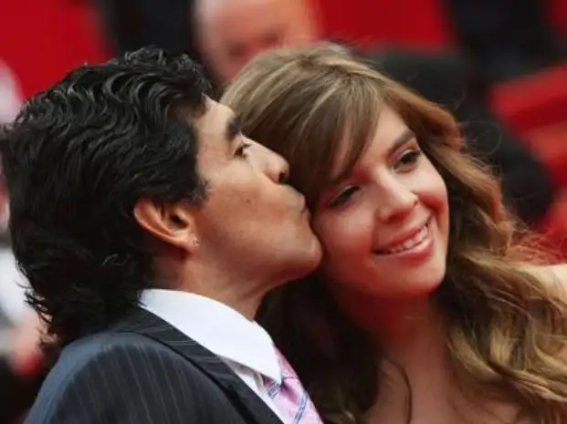 Diego Maradona interpretó una canción con su hija Dalma y con el grupo de su yerno