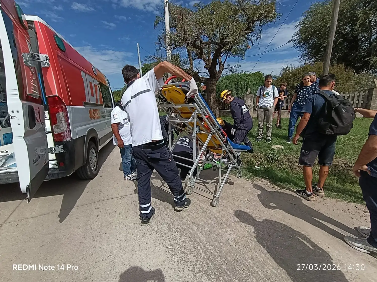 Servicios de emergencia atendieron y trasladaron a la joven herida.