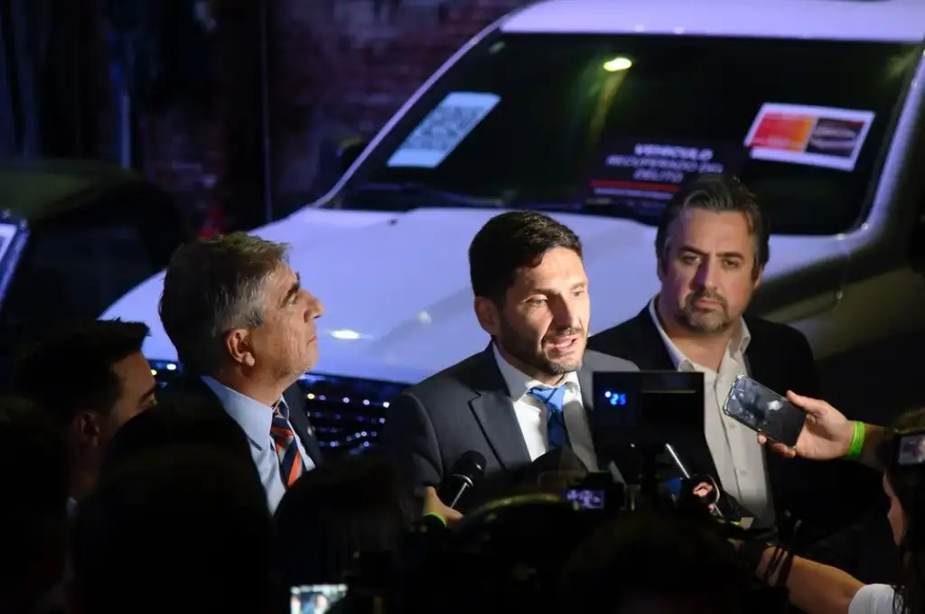 Pullaro, flanqueado por sus ministros Bastia y Cococcioni.