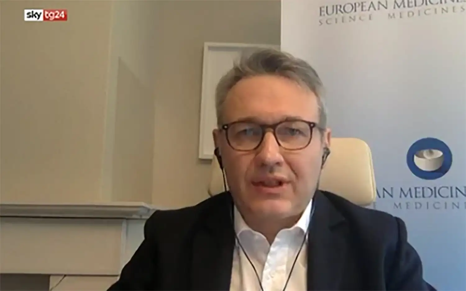 AstraZeneca: un funcionario de la EMA cree que hay que suspender su aplicación