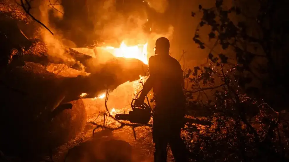 Los incendios en el centro de España siguen fuera de control: más de 90.000 personas permanecen evacuadas o confinadas