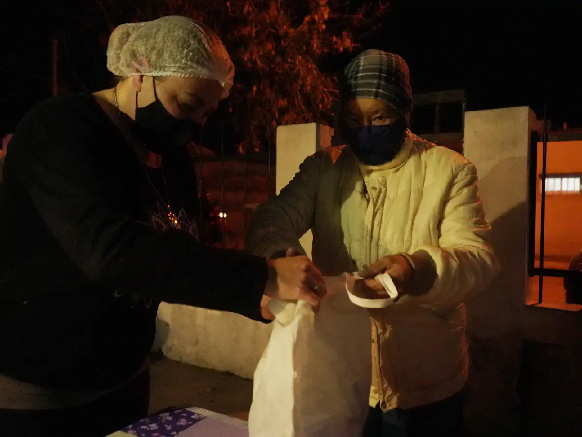 Un grupo entrega viandas y contención a los adultos mayores en pandemia 