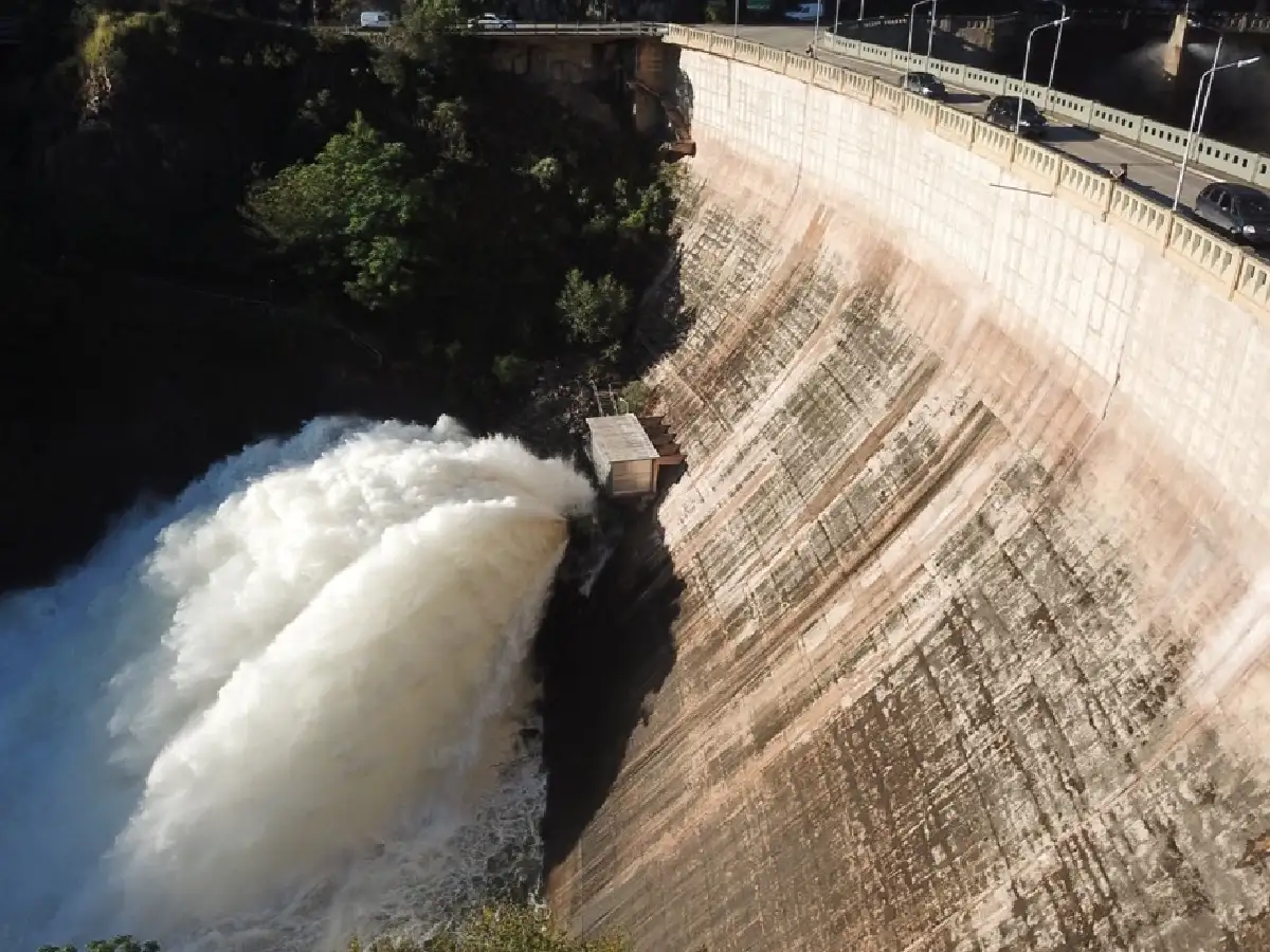 Abrieron una de las válvulas del dique San Roque