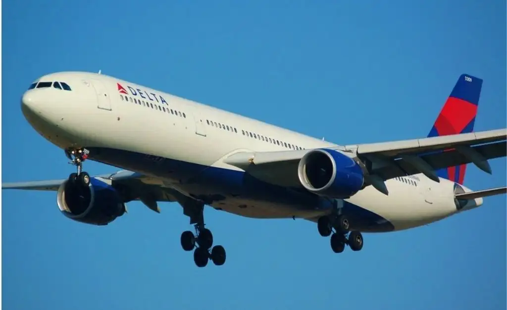 Aterrizan de emergencia porque trabajador de aerolínea amenazó con derribar el avión