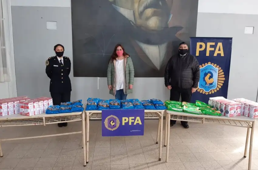 Azul: la Policía Federal donó alimentos a una escuela