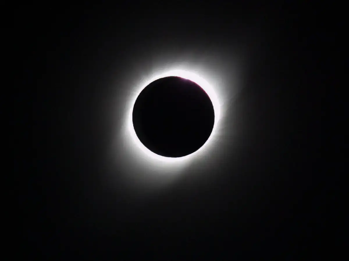 Cuatro personas asistidas por ver el eclipse sin protección