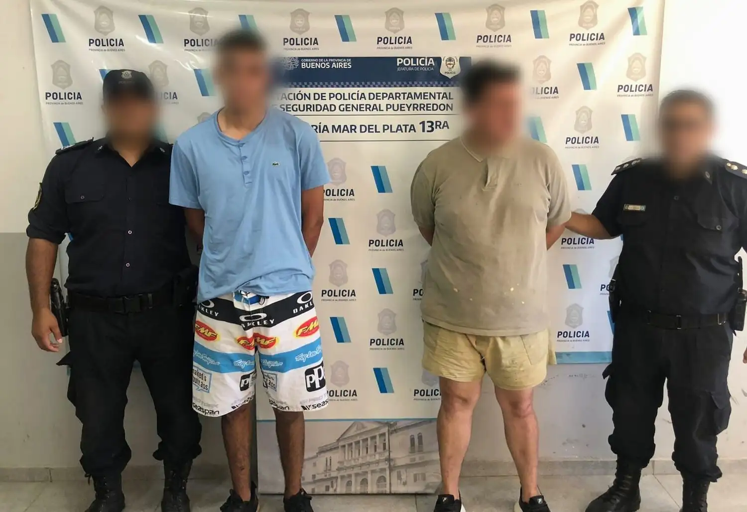 Al llegar al barrio Lomas de San Patricio, los uniformados visualizaron dos malvivientes ingresar la moto en una vivienda.