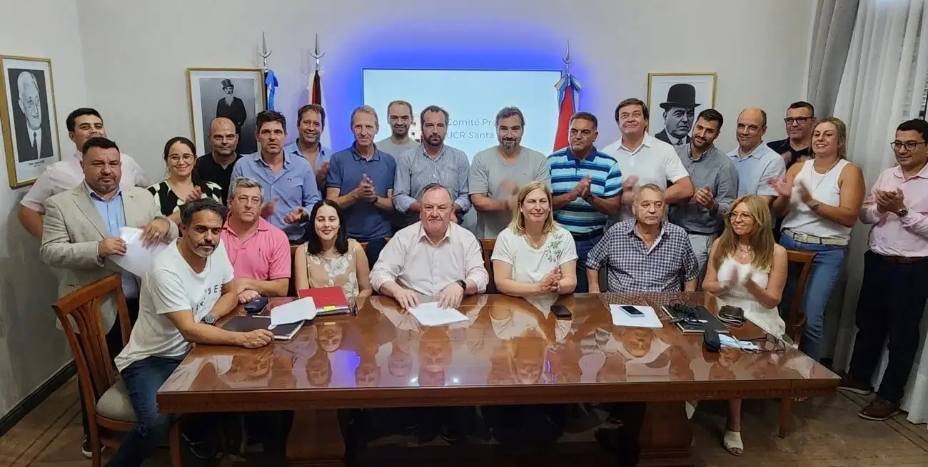 Las principales autoridades de los 12 partidos que conforman Unidos firmaron el acuerdo el viernes al mediodía y luego los apoderados anotaron la alianza electoral. Foto: Gentileza Unidos