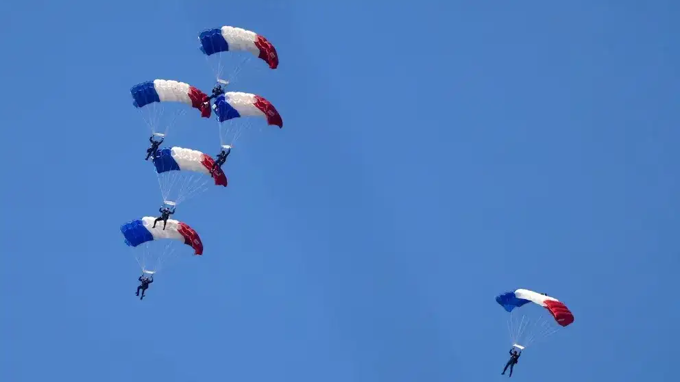 Francia celebra el Día de la Bastilla con un tradicional desfile militar, con Zelensky como invitado de honor y un amplio respaldo a Ucrania (REUTERS)