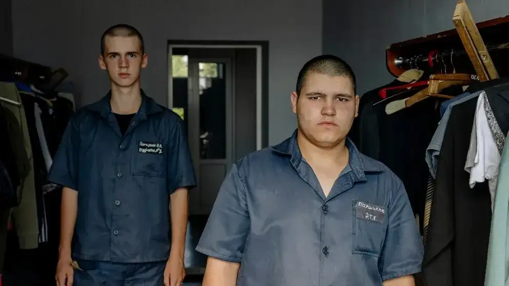 Oleksandr Honcharenko, de 16 años, a la izquierda, y Maksym Parshyn, de 17. Parshyn dijo que le costó encontrar trabajo legítimo antes de recurrir a Telegram (Serhiy Morgunov/Para The Washington Post)
