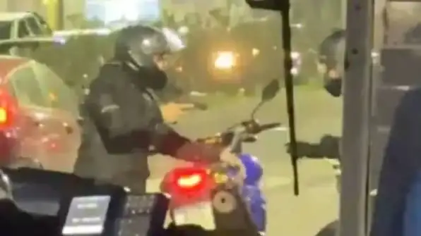 La violenta secuencia fue registrada por la pasajera de un colectivo que estaba en la zona y presenció el episodio.