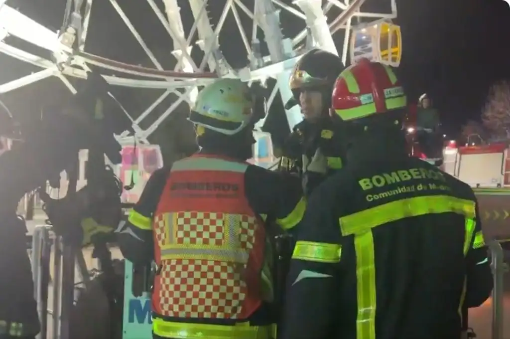 Rescate de turistas en un parque de diversiones